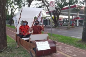 Amigos repercutiram nas redes sociais após manifestação bem-humorada com carro dos Flintstones