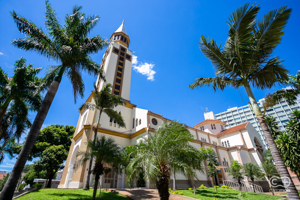 Família realiza missa de sétimo dia de Iris Rezende na Catedral Metropolitana