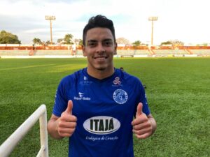 Flávio comemora primeiro gol pelo Goianésia