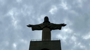 A brasileira Natalie e o pai visitaram o Cristo Rei Foto: