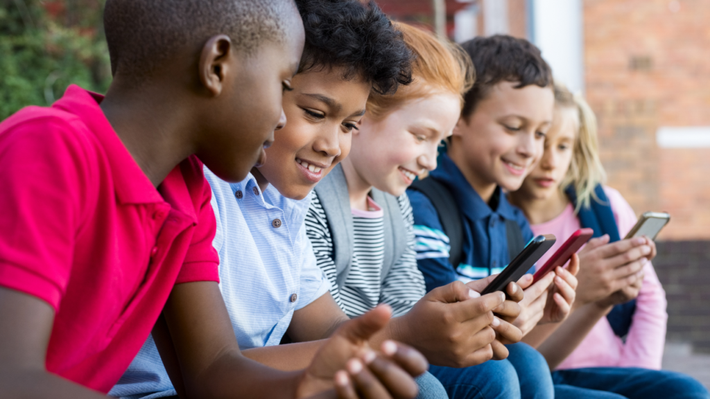 Governo organiza projeto de lei que proíbe o uso de celulares em escolas