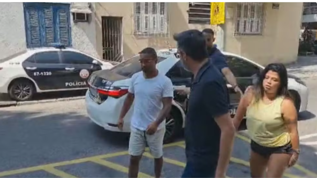 O casal Jorge Felipe (de branco) e Jaqueline Firmino após serem presos em Santa Teresa — Foto: Reprodução/TV Globo