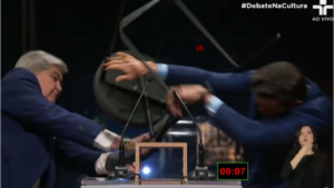 Datena agride Marçal com uma cadeira durante debate na TV Cultura (Crédito: Reprodução)