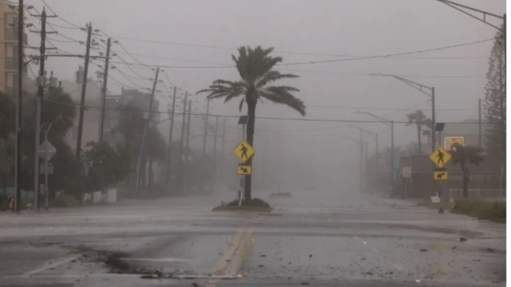 Estrada vazia enquanto o furacão Helene se aproxima da costa em 26 de setembro de 2024, em St. Pete Beach, na Flórida Foto: Reprodução/Getty Images