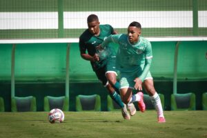 Em jogo-treino time profissional goleia equipe sub-20