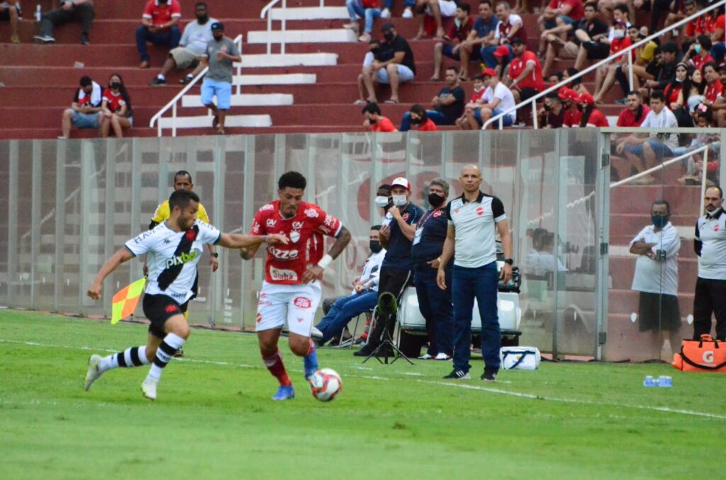 Higo Magalhães entende que pressão por permanência na Série B é natural