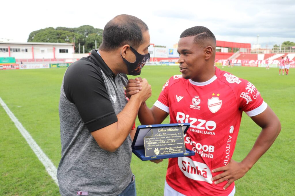 Hugo Jorge Bravo explica saída de Alan Mineiro