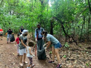 Ação de educação ambiental retira mais de 300 quilos de lixo do Bosque dos Buritis