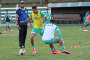 Iago Mendonça dá boas-vindas à reforços e garante briga pela titularidade: "Buscar meu espaço"