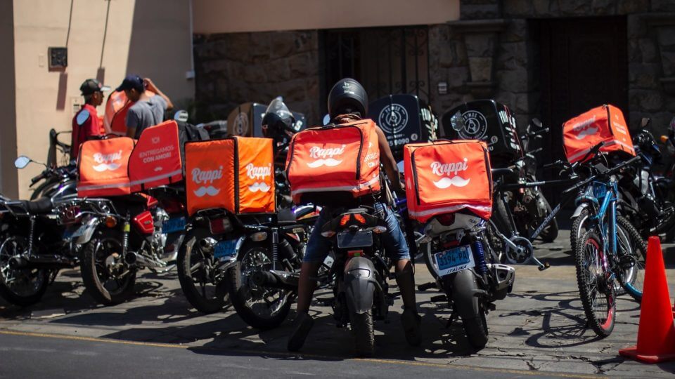 Proposta que cria espaços de descanso para entregadores em Goiânia é aprovada na Câmara