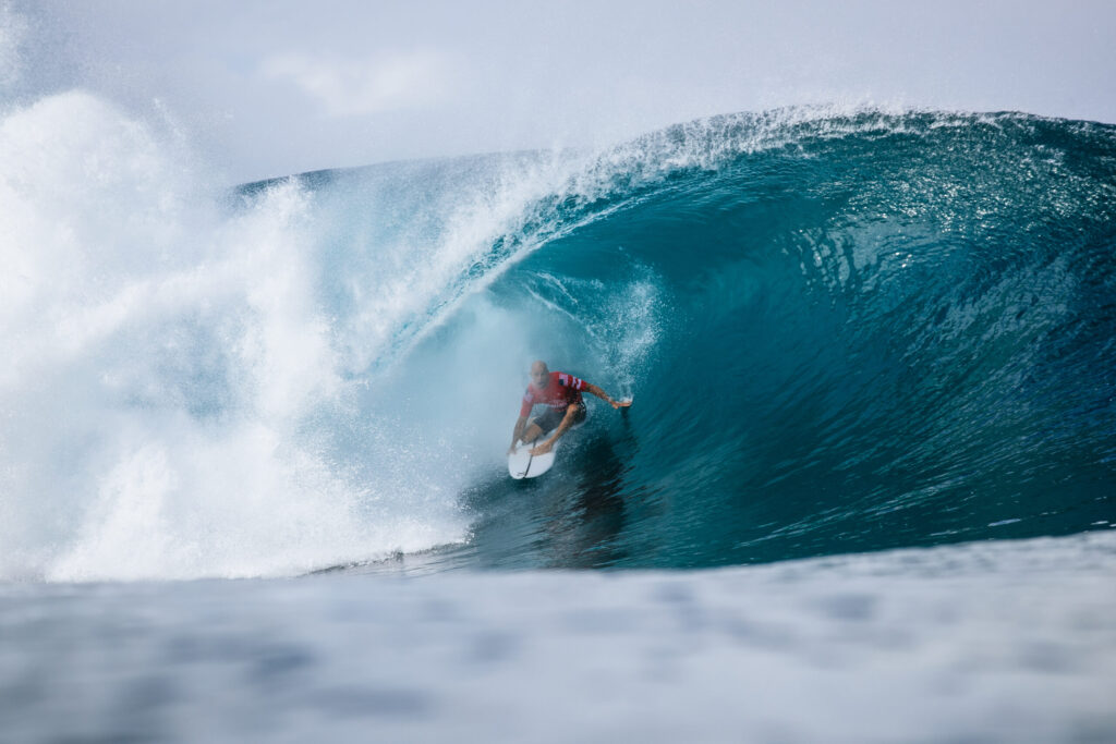 Kelly Slater faz história e vence no mar épico do Billabong Pro Pipeline