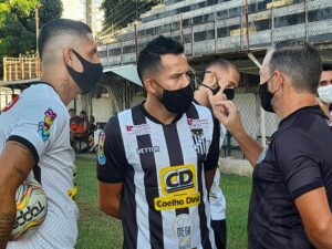 Volante com passagens por clubes goianos