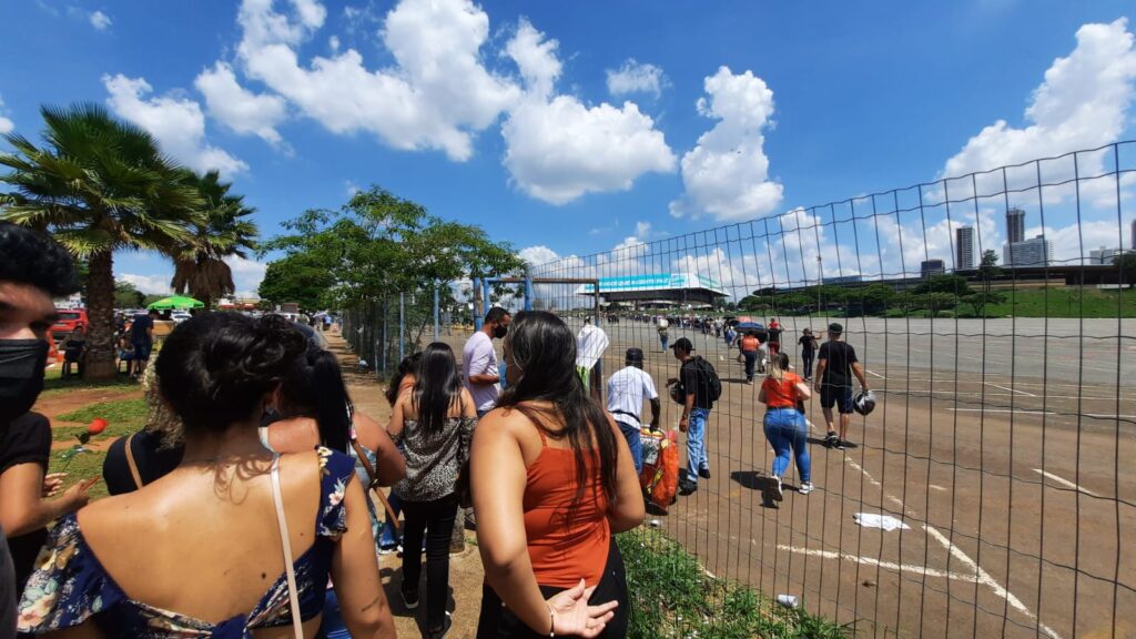 Fãs rompem grades do Serra Dourada para se despedir de Marília Mendonça; vídeo