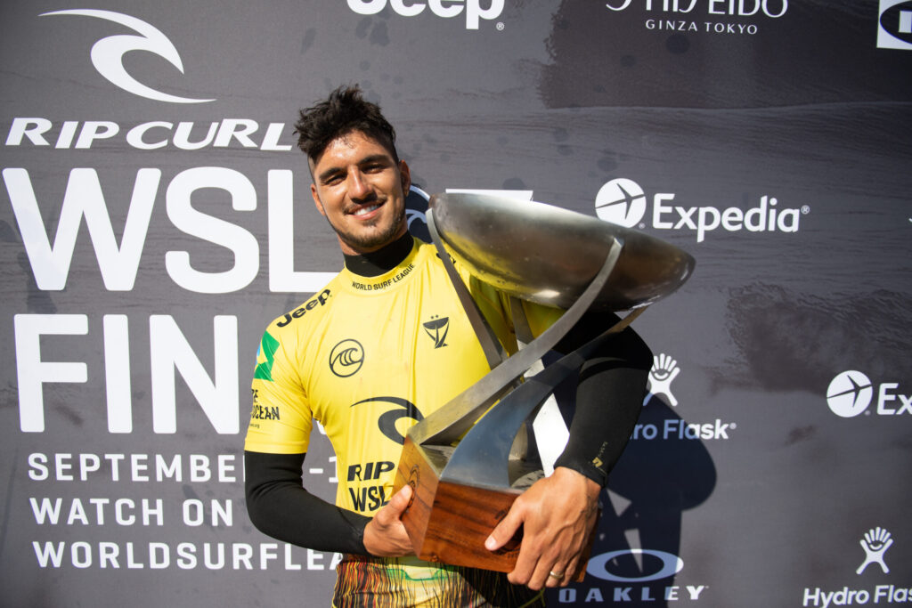 Gabriel Medina é tricampeão mundial e Tati fica com o vice entre as mulheres