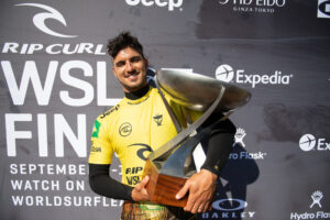 Gabriel Medina é tricampeão mundial e Tati fica com o vice entre as mulheres