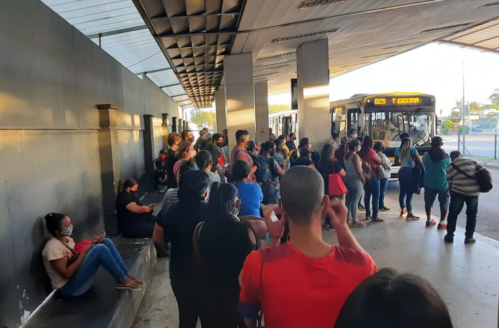 Fim do embarque prioritário resulta em aglomerações nos ônibus