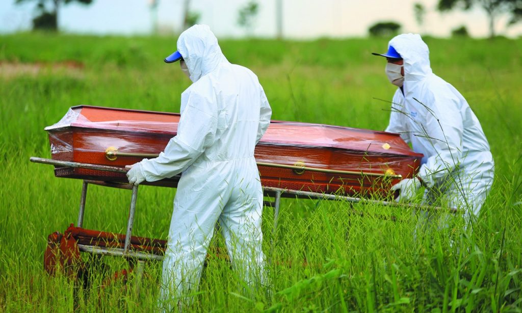 Três pessoas morreram por hora da Covid-19 em Goiás em 2021