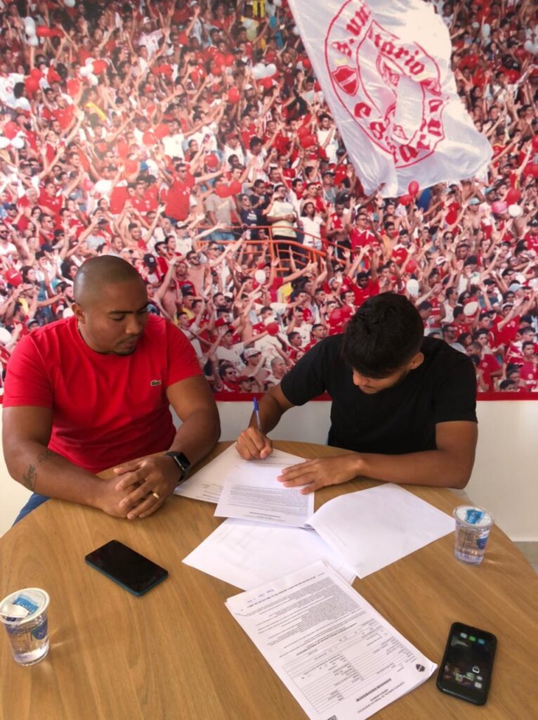 Meia-atacante Breno Silva assina primeiro contrato profissional com Vila Nova