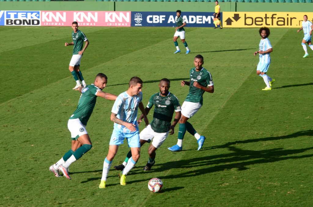 Goiás cria pouco e empata sem gols diante do Londrina