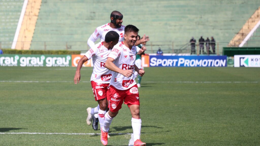 Gol marcado e vitória sobre o Guarani tiram dois pesos das costas de Renan Mota