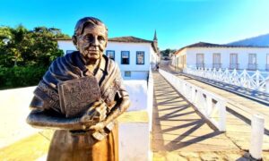 Estátua de Cora Coralina é desembrulhada em Goiás