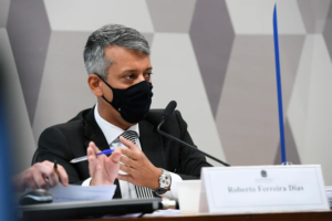 Presidente da CPI Omar Aziz pede à polícia do Senado prisão de Roberto Dias: 'eu apelei'