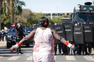 Ato em Brasília é reprimido pela polícia e deixa indígenas feridos