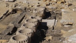 Arqueólogos encontram templo egípcio perdido com artefatos de 4.500 anos