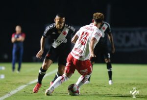 Vila Nova sofre gol em bola desviada em zagueiro e acaba derrotado pelo Vasco