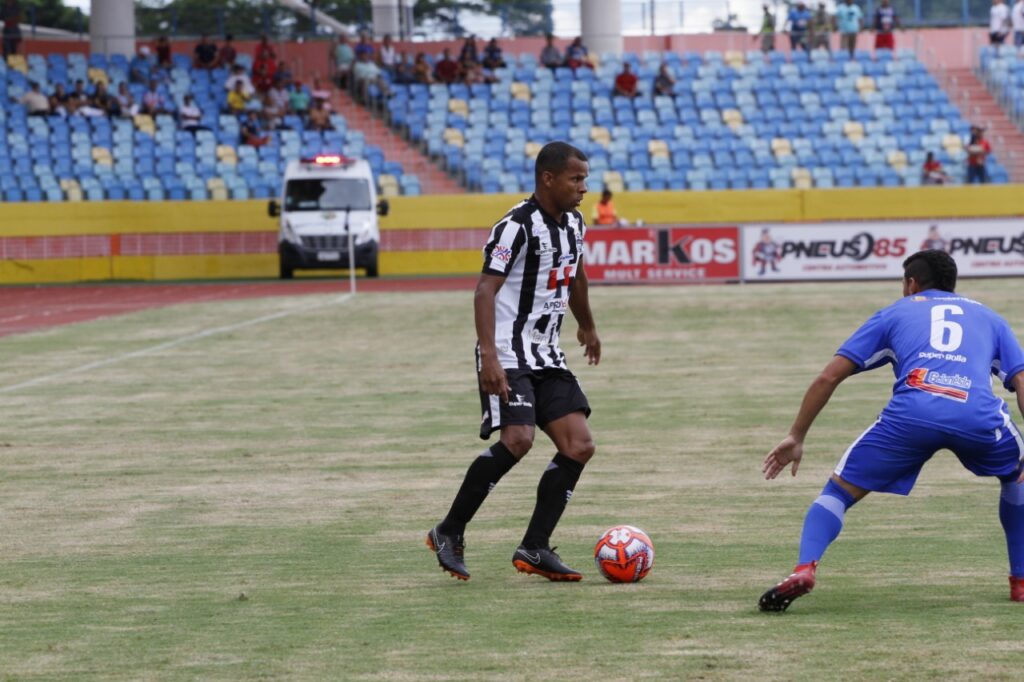 Goiânia anuncia Vitor como treinador e pacotão com nove reforços