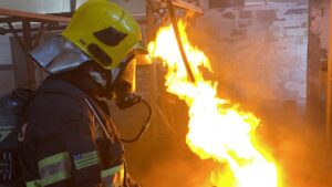 Bombeiros controlam incêndio em indústria de recapagem de pneus na Chácara São Pedro