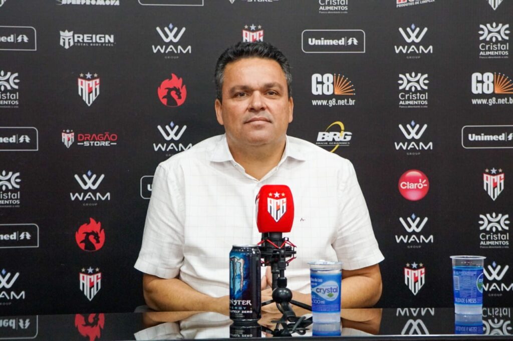 Adson Batista admite interesse em Vagner Mancini