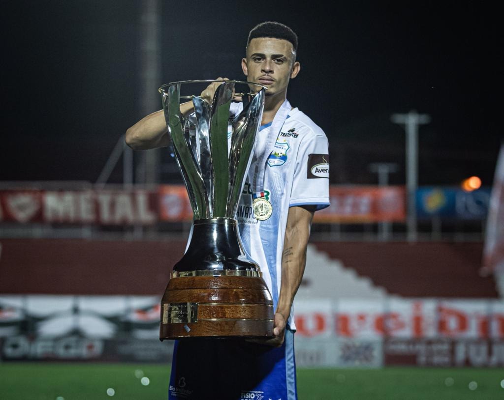 Matheus Martins celebra título histórico do Grêmio Anápolis e planeja restante da temporada