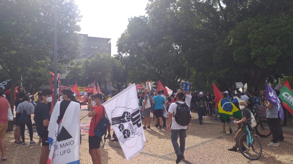 Manifestantes se encontram na Praça Cívica