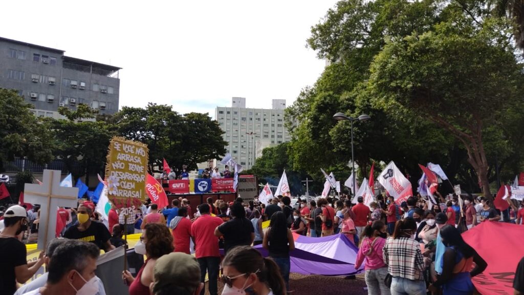 Protesto contra política de Bolsonaro reúne cerca de 2 mil manifestantes em Goiânia