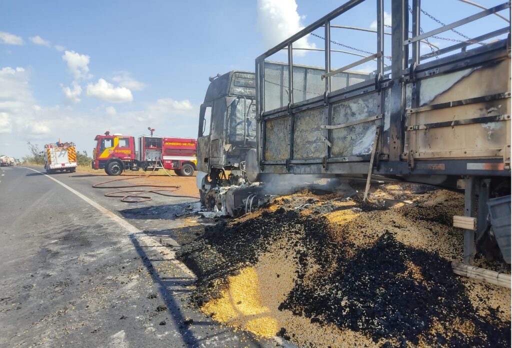 Caminhão carregado de milho pega fogo na BR-153