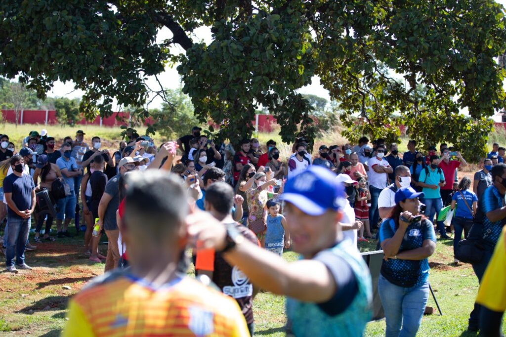 Partida da Goiânia Cup libera entrada de torcida e causa aglomeração