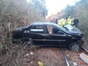 Carro se acidenta e cai de ponte sobre ferrovia em Valparaíso de Goiás