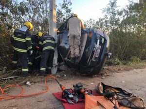 Motorista bate carro em poste e fica preso nas ferragens