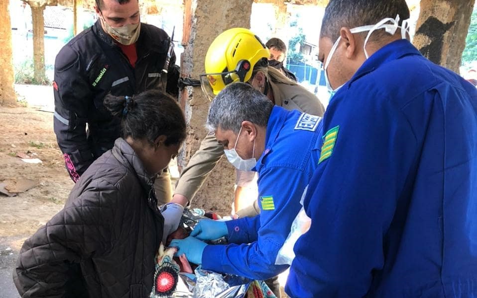 Mulher em situação de rua dá à luz a bebê sozinha no Setor Serrinha