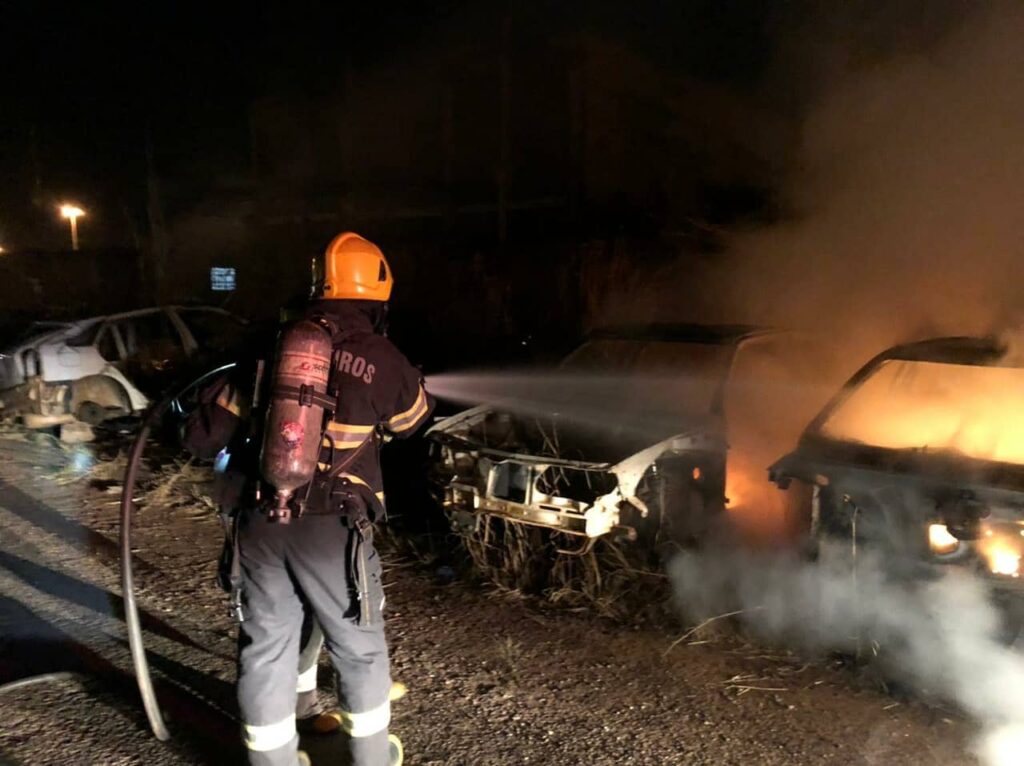 Deposito de sucatas pega fogo em Aparecida de Goiânia