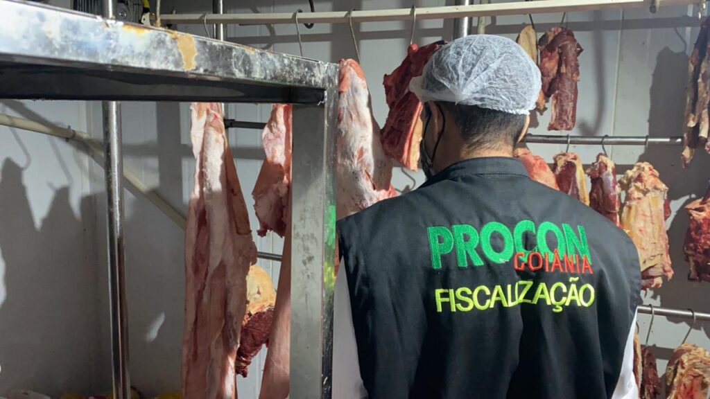 Procon encontra diversos produtos vencidos em supermercados de Goiânia