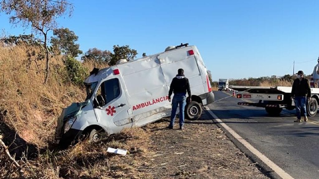 Capotamento de ambulância deixa quatro pessoas feridas