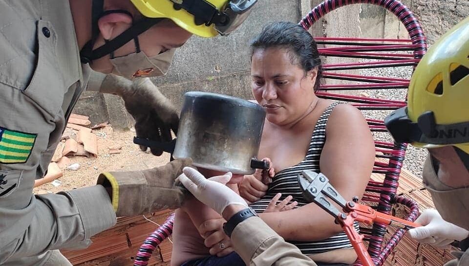 Criança de dois anos fica com panela de pressão presa na cabeça