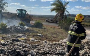 Caminhão carregado de algodão pega fogo em Luziânia