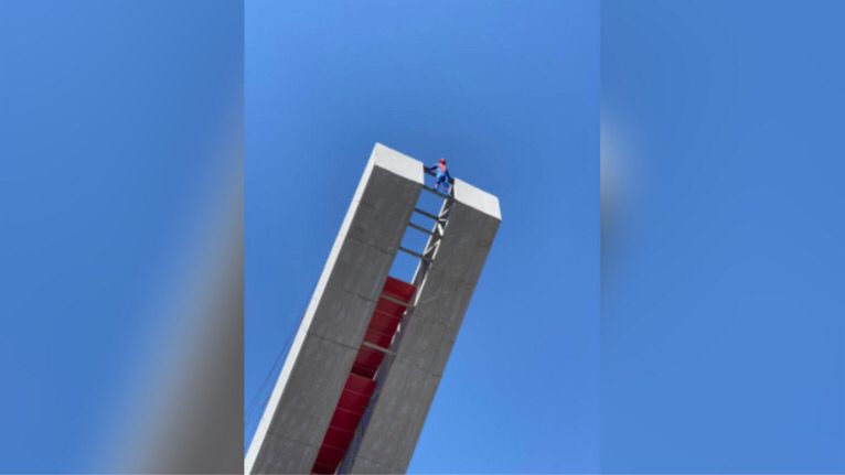 'Homem-Aranha' que escalou viaduto para pedir emprego é indiciado por furto