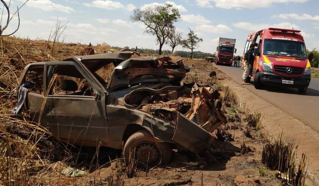 Carro capota na BR-060 entre Rio Verde e Jataí