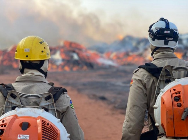 Bombeiros combatem incêndio em propriedade rural