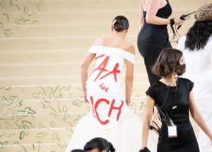 Met Gala 2021: Alexandria Ocasio-Cortez defende “taxar ricos” em vestido