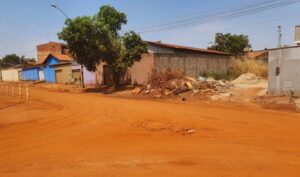 Moradores do setor Barra da Tijuca estão há sete meses sem asfalto